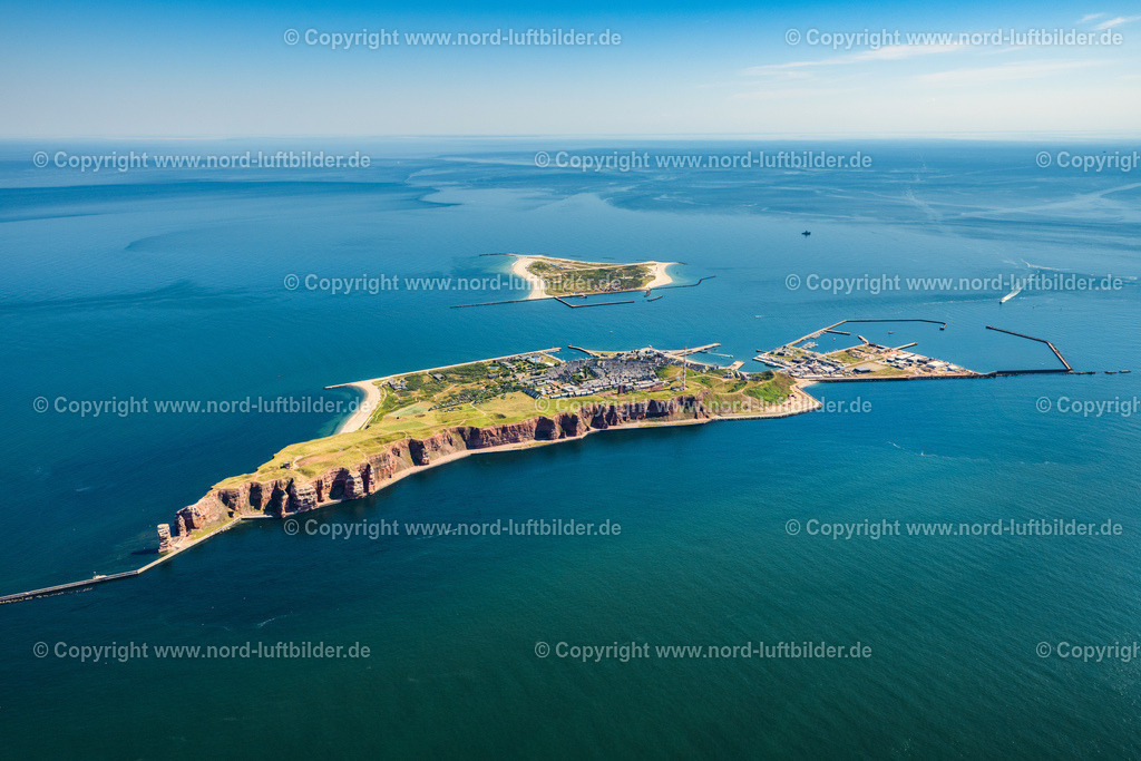 Helgoland_ELS_0048130822 | HELGOLAND 13.08.2022 Die Insel Helgoland in der Nordsee mit dem Hafengelände auf Helgoland im Bundesland Schleswig-Holstein. Weiterführende Informationen bei: Helgoland Tourismus-Service. // The island of Helgoland in the North Sea to the port area on Helgoland in Schleswig-Holstein. Further information at: Helgoland Tourismus-Service. Foto: Martin Elsen