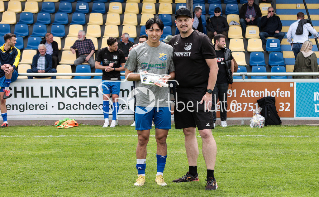 FC Pipinsried - SV Wacker Burghausen | Der FC Pipinsried verabschiedet vor der Partie gegen Burghausen noch einige Spieler / Im Bild Munkyu SEO (FCP #9) und Praesident Benny Rauch