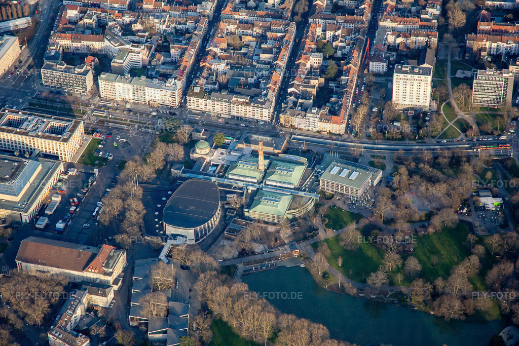 Ettlinger Straße und Festplatz mit Schwarzwaldhalle,  Vierortbad, Gartenhalle und Nancyhalle am Stadtgartensee | Luftbild: Ettlinger Straße und Festplatz mit Schwarzwaldhalle,  Vierortbad, Gartenhalle und Nancyhalle am Stadtgartensee im Ortsteil Südweststadt in Karlsruhe im Bundesland Baden-Württemberg in Deutschland. Foto: IMG_136011.jpg vom 21.02.2023 durch ©2025 Werner Riehm fly-foto.de/copyright - Realisiert mit Pictrs.com