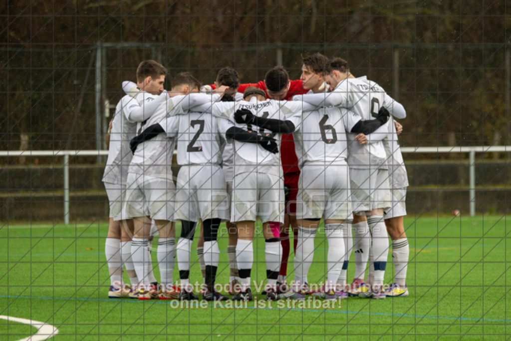 20251130_143722_0064 | #,KSG Eislingen (grün) vs. FTSV Kuchen (weiß), Fussball, Kreisliga A3 - Bezirk Neckar/Fils, 15. Spieltag, Saison 2025/2026, Kunstrasensportplatz am Eichenbach, Haldenstraße, 73054 Eislingen, 30.11.2025 - 14:30 Uhr,Foto: PhotoPeet-Sportfotografie/Peter Harich