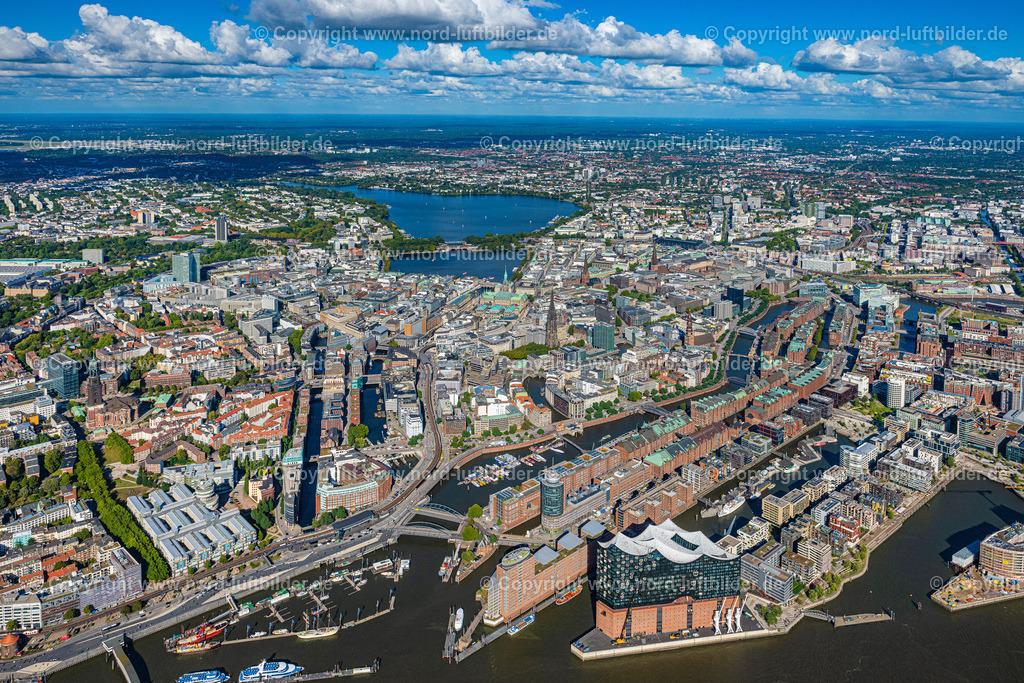 Hamburg_Hafen_Landungsbrücken_ELS_2755200922 | HAMBURG 20.09.2022 Elbphilharmonie am Ufer der Elbe in Hamburg. Das Konzerthaus- Gebäude im Stadtteil Hamburg-HafenCity befindet sich am Ufer der Elbe der Hansestadt. Weiterführende Informationen bei: BGT Bischoff Glastechnik AG,  Drees & Sommer SE,  Herzog & de Meuron,  Höhler+Partner Architekten PartGmbB,  IBB GmbH - Ingenieurbüro für Brandschutz von Bauarten,  Ingenieurbüro Dr. Siebert Büro für Bauwesen,  Quantum Immobilien AG,  ReGe Hamburg Projekt-Realisierungsgesellschaft mbH. // The Elbe Philharmonic Hall on the river bank of the Elbe in Hamburg. Further information at: BGT Bischoff Glastechnik AG,  Drees & Sommer SE,  Herzog & de Meuron,  Hoehler+Partner Architekten PartGmbB,  IBB GmbH - Ingenieurbuero fuer Brandschutz von Bauarten,  Ingenieurbuero Dr. Siebert Buero fuer Bauwesen,  Quantum Immobilien AG,  ReGe Hamburg Projekt-Realisierungsgesellschaft mbH. Foto: Martin Elsen