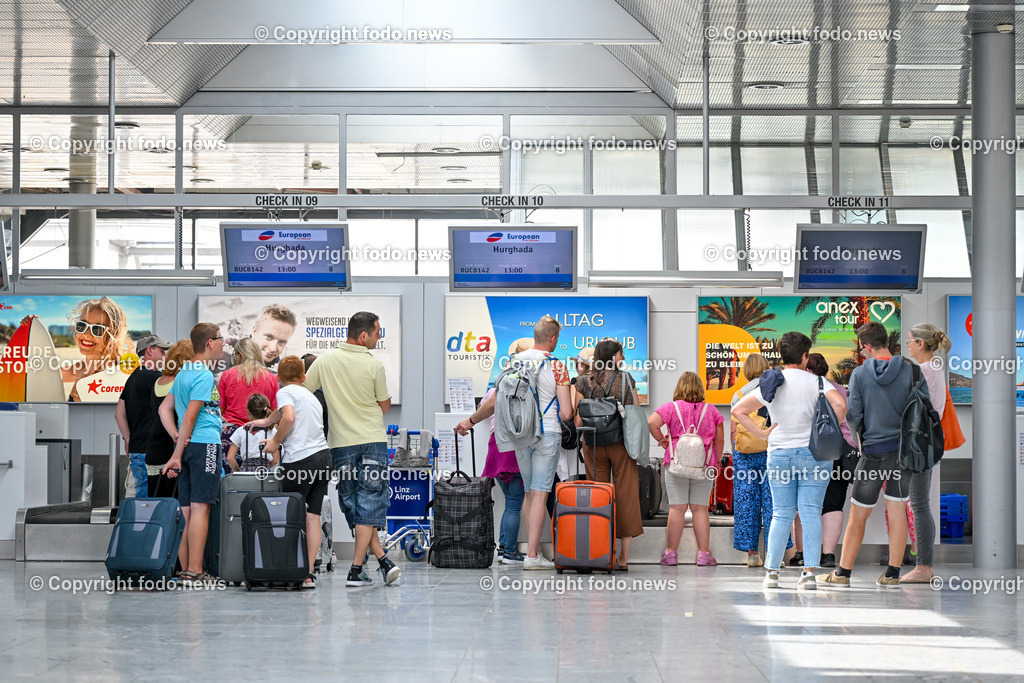 Flughafen Linz_ Linz Airport_ Linz-Hoersching_ 24.07.2023-7 | 24.07.2022, Linz Hoersching, AUT, Flughafen Linz, Linz Airport, im Bild Reisende, Flugreisende, Urlaubsreise, Koffer, Gepaeck, Abflughalle, Check In