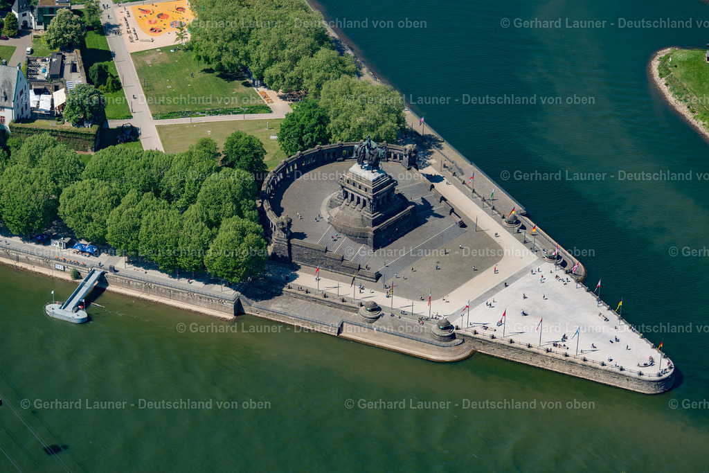 3800320 | Das Kaiser-Wilhelm-Denkmal am Deutschen Eck in Koblenz wurde in den Jahren 1895 bis 1897 von Bruno Schmitz und Emil Hundrieser im Monumentalstil errichtet. Das Reiterstandbild vor einer Kolonnade stellt den ersten Deutschen Kaiser Wilhelm I. in Begleitung einer Viktoriafigur dar