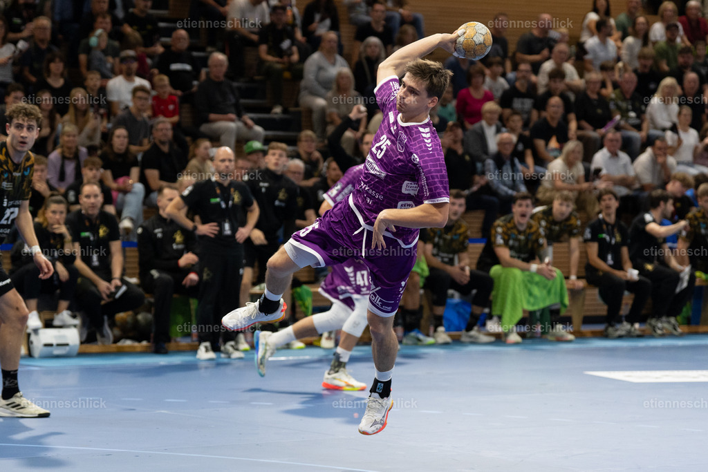 HC Elbflorenz 2006 - TV 05/07 Hüttenberg, 2. Handball-Bundesliga, 6. Spieltag | Im Bild: Torsten Anselm (25, Hüttenberg) beim Angriff04.10.2026, HC Elbflorenz 2006 - TV 05/07 Hüttenberg, 2. Handball-Bundesliga, 6. Spieltag, Deutschland, Dresden, BallsportArena Dresden
