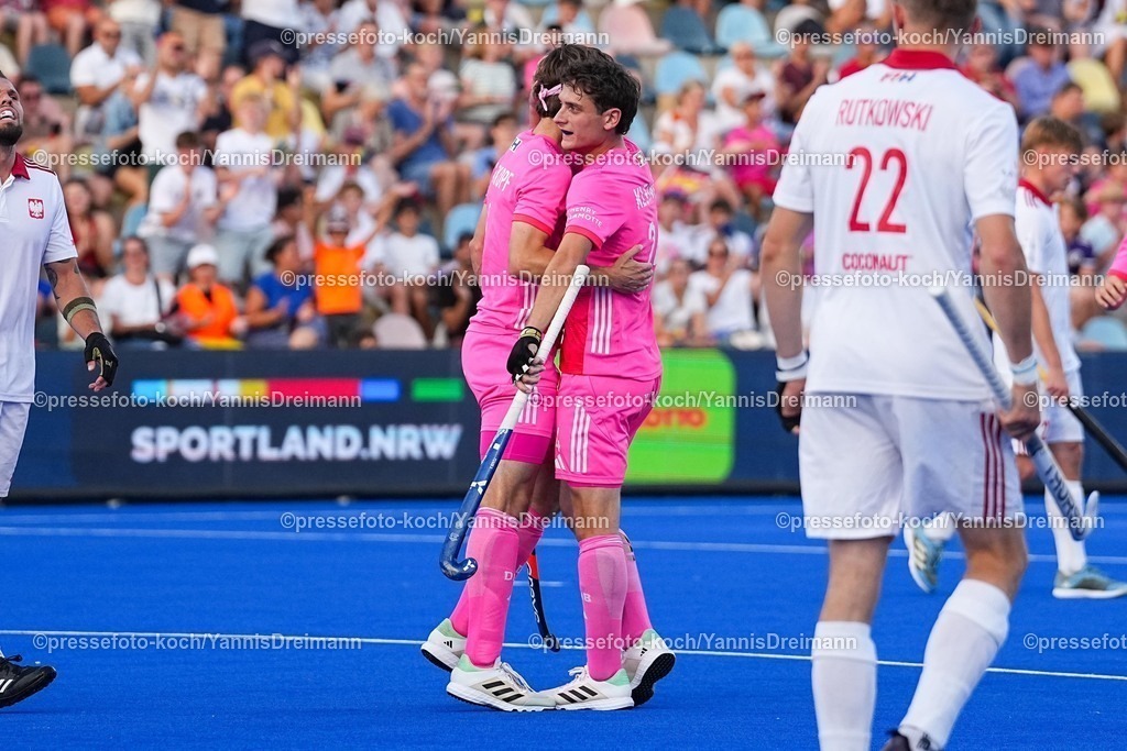 xydrx12082504052 | 12.08.2025, xydrx, Herren EuroHockey Championship 2025, Gruppenphase, Gruppe B, Deutschland - Polen, Sparkassenpark Mönchengladbach: Torjubel nach dem Tor zum 5:0 für die Deutsche Feldhockey Nationalmannschaft durch Torschütze Raphael Hartkopf (GER #6) zusammen mit Teo Hinrichs (GER #14)