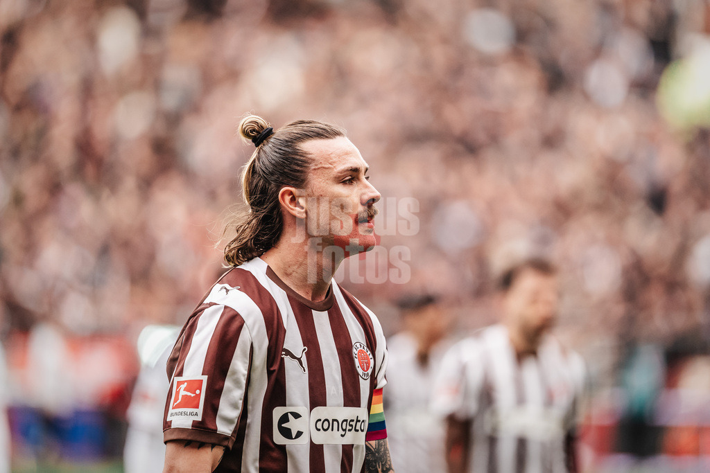 Fußball | Männer | Saison 2025/2026  | Fußball-Bundesliga | 25. Spieltag | FC St. Pauli vs. Eintracht Frankfurt | 08.03.2026 | Jackson Irvine (#7, FC St. Pauli)