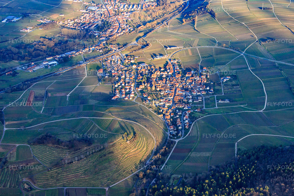 Luftbild: Dorf über der Weinlage Kastanienbusch im Winter von Westen in Birkweiler im Bundesland Rheinland-Pfalz in Deutschland. Foto: IMG_62161.jpg vom 23.02.2014 durch Werner Riehm/FLY-FOTO.de