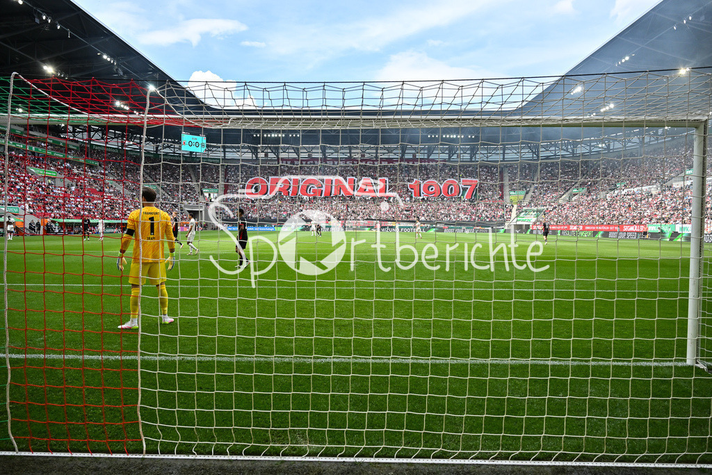 FC Augsburg - SG Eintracht Frankfurt | die Fans der Hausherren haben zu Beginn der Partie eine Choreo vorbereitet / Utlras / Bundesliga: FC Augsburg - Eintracht Frankfurt, WWK Arena am 20.04.2025