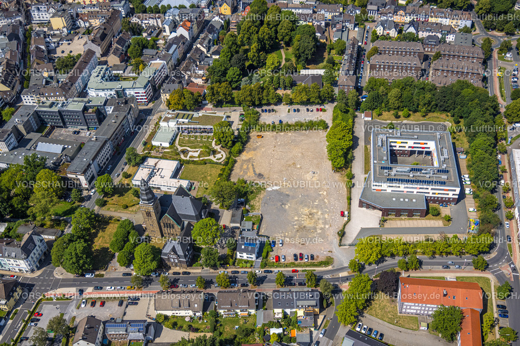 Velbert220803311 | Luftbild, Martin-Luther-King-Schule, evang. Christuskirche, Neubau Hospizzentrum Niederberg - Ulrich Müllenbach Haus, Velbert, Ruhrgebiet, Nordrhein-Westfalen, Deutschland