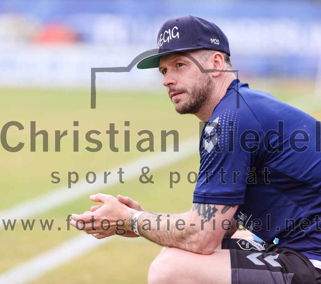 2023-06-30_091_FC_Langengeisling_gegen_VfB_Forstinning | Erding, Deutschland, 30.06.2023:
Fußball, Bezirksliga Oberbayern Ost 2023 / 2024, Testspiel, FC Langengeisling gegen VfB Forstinning, Endergebnis: 3:0

Co-Trainer Douglas Wilson (FC Langengeisling)

Foto: Christian Riedel / fotografie-riedel.net