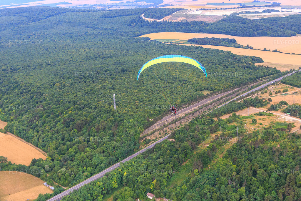 Luftbild: gleitschirm über der N4 in Foug im Bundesland Meurthe-et-Moselle in Frankreich. – Foto: IMG_083518.jpg vom 13.07.2015 durch Werner Riehm/FLY-FOTO.de – Auflösung des Originals: 5472 x 3648 px