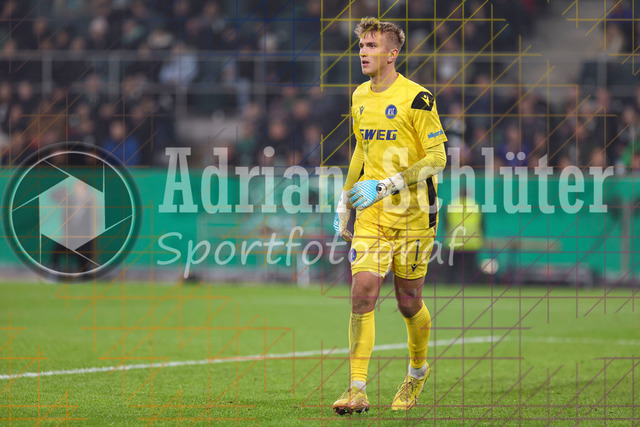 Borussia Mönchengladbach vs Karlsruher SC - DFB-Pokal 2. Runde | Mönchengladbach, Deutschland, 28.10.25:   Hans Christian Bernat (Karlsruher SC) schaut waehrend des Spiels der DFB-Pokal 2. Runde zwischen Borussia Mönchengladbach vs Karlsruher SC im Stadion im Borussia Park(Foto von Brauer-Fotoagentur / Adrian Schlueter)