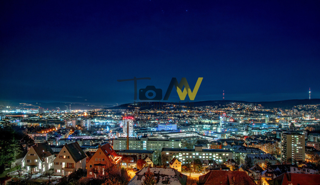 Panorama beleuchtetes Stuttgart bei Nacht-viele Lichter | Hochauflösende und hochwertige Bilder und Fotos.Kommerzielle oder private Nutzung ✔ Bilder downloaden✔ Acryl ✔ Leinwand ✔ Poster ✔
 - Realisiert mit Pictrs.com