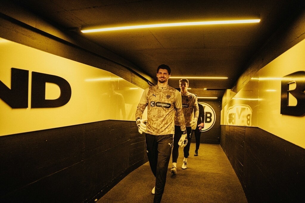 FCP09222 | Der offizielle Shop für FC St. Pauli Fotos. Wähle aus Spielszenen & Fanmomenten dein FCSP Wunschformat. Wir liefern Millerntor-Atmosphäre.