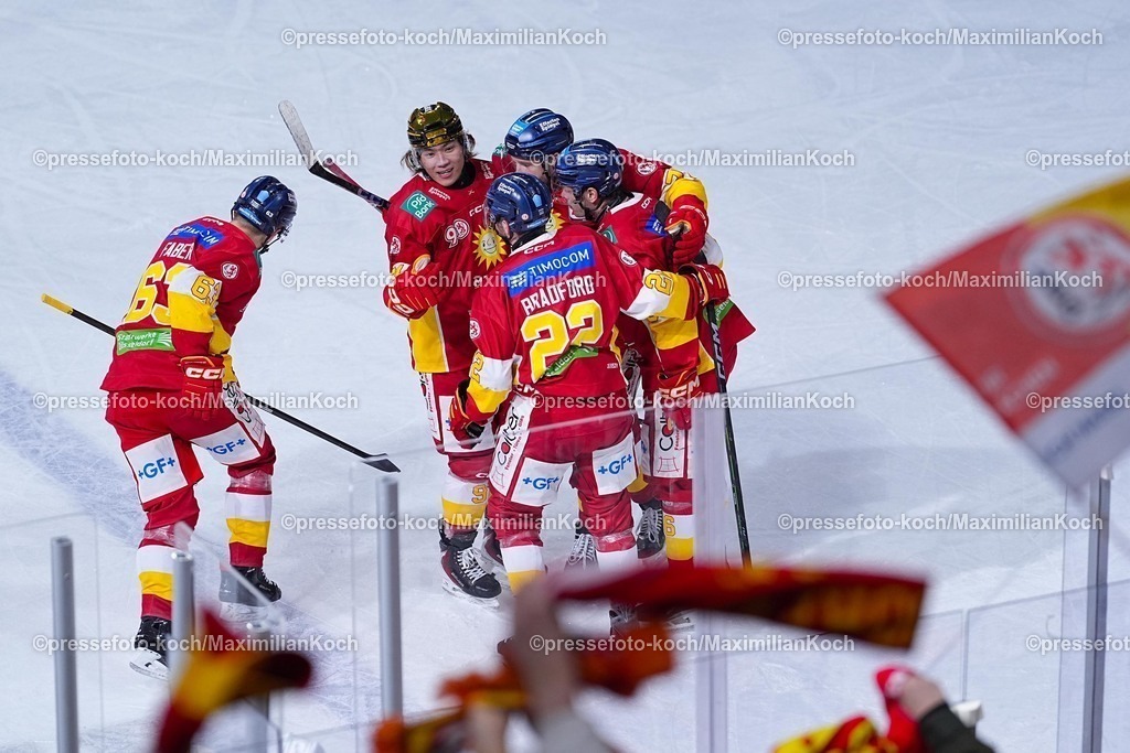 xYDRx20012601037 | 20.01.2026, xydrx, Eishockey, DEL2, Düsseldorfer EG - Blue Devils Weiden, PSD Bank Dome Düsseldorf: Torjubel nach dem Tor zum 2:1 für die Düsseldorfer EG durch Torschütze Maximilian Faber (Düsseldorfer EG #63) zusammen mit Erik Brandford (Düsseldorfer EG #22) und Yushiroh Hirano (Düsseldorfer EG #91)  Photo: xYannisxDreimannxPressefotoKochx