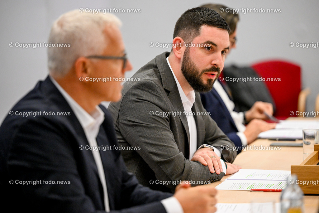 Pressekonferenz Hoedlmayr International GmbH_ 17.04.2024-28 | 17.04.2024, Presseclub Linz, AUT, Pressekonferenz Hoedlmayr International AG, Wirkungsvolle Strategien, verlässlicher Partner - Hoedlmayr baut Marktstellung weiter aus, im Bild Andreas Sundl (COO Hoedlmayr International GmbH), Johannes Alexander Hoedlmayr (designierter Geschaeftsfuehrer Hoedlmayr International GmbH), Robert Horvath (CFO Hoedlmayr International GmbH)