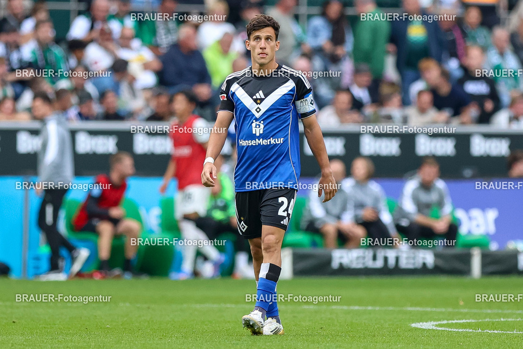 Borussia Mönchengladbach vs Hamburger SV - Bundesliga  | Mönchengladbach, Deutschland, 24.08.25:   Nicolas Capaldo (Hamburger SV) schaut waehrend des Spiels der Bundesliga zwischen Borussia Mönchengladbach vs Hamburger SV im Stadion im Borussia Park(Foto von Brauer-Fotoagentur / Adrian Schlueter)