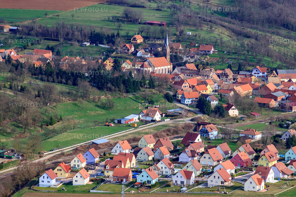 Vue aérienne: Vue de la ville depuis le sud-ouest à Schalkendorf dans le département Bas Rhin, France.Photo: IMG_38619.jpg prise le 20/03/2011 par Werner Riehm/FLY-FOTO.euRésolution de l'original: 4752 x 3168 px