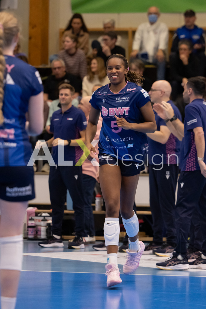 Volleyball I Frauen I Saison 2025-2026 I Volleyball NLA | Women I 1/2 Finals I  VC Kanti Schaffhausen - Sm'Aesch Pfeffingen I 18.03.2026 | 5 Brianna Green (USA) (Sm'Aesch Pfeffingen) – Mittelblock - Realisiert mit Pictrs.com