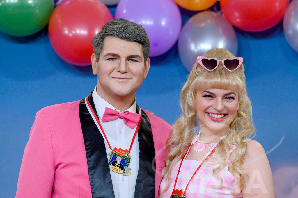 _DWA1780 | Politikerin Katharina Schulze (Grüne) mit ihrem Stellvertreter Johannes Becher (links) bei der TV-Sendung Fastnacht in Franken 2024. Veitshöchheim, 02.02.2024 Bayern Deutschland - Realisiert mit Pictrs.com