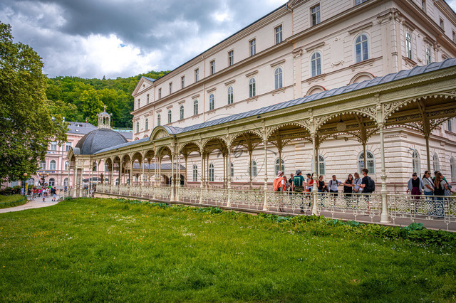 Viele Menschen gehen entlang der Parkkolonnade in Karlsbad. Die Kolonnade ist ein beliebter Ort für Touristen und bietet eine schöne Aussicht auf die Umgebung | Viele Menschen gehen entlang der Parkkolonnade in Karlsbad. Die Kolonnade ist ein beliebter Ort für Touristen und bietet eine schöne Aussicht auf die Umgebung. - Realisiert mit Pictrs.com