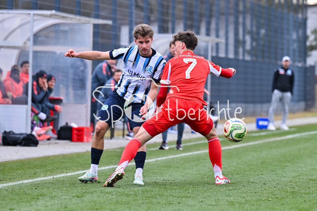FC Bayern Amateure - Stuttgarter Kickers | MUNICH, GERMANY - 07. FEBRUARY: im Duell Mario BORAC (Stuttgarter Kickers 36) und Louis RICHTER (FC Bayern München II 7) während dem Testspiel zwischen den Amateuren des FC Bayern und den Stuttgarter Kickers am FC Bayern Campus