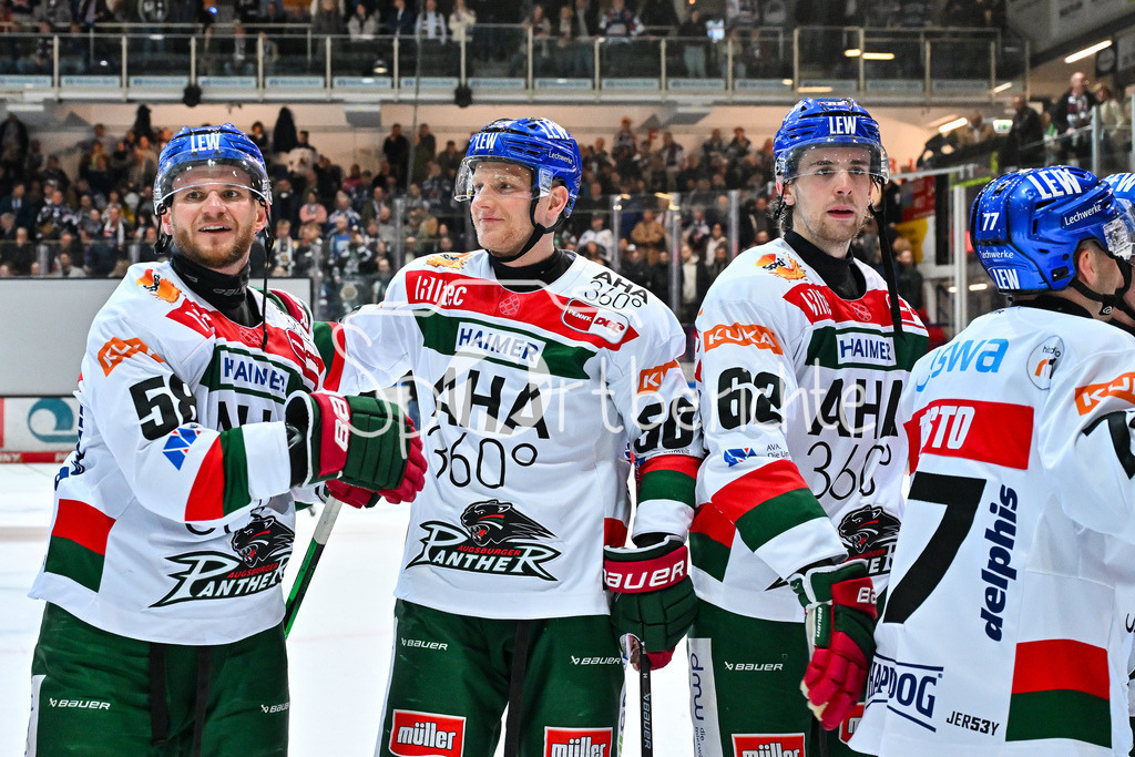Iserlohn Roosters - Augsburger Panther | Die Spieler der Panther feiern zusammen mit den Fans den Klassenerhalt in Iserlohn / Freude / Happy / Abstieg / Absteiger / DEL: Iserlohn Roosters - Augsburger Panther, Eissporthalle Iserlohn am 07.03.2025 / Maximilian RENNER (Augsburger Panther #58) / Alexander OBLINGER (Augsburger Panther #50)