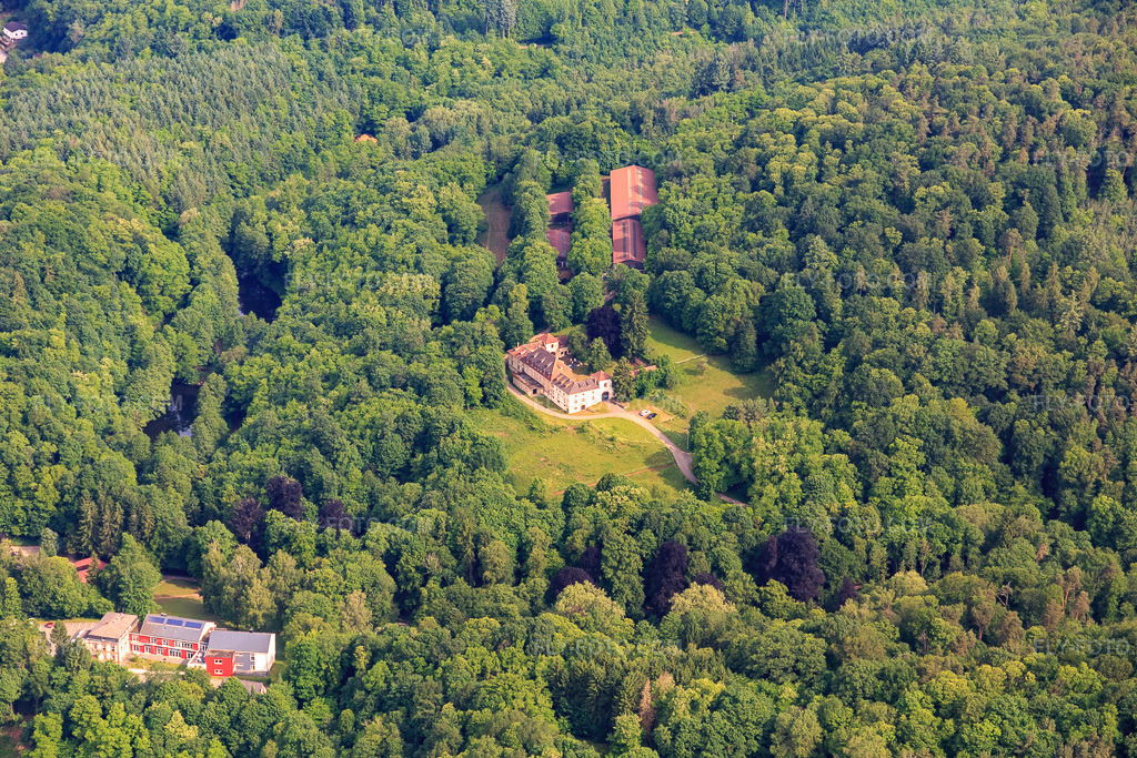 Aerial view: Ecolieu Langenberg Alsace in the district Sankt Germanshof in Wissembourg in the state Bas-Rhin, France. – Photo: IMG_100696.jpg taken on 06/05/2017 by Werner Riehm/FLY-FOTO.com – Resolution of the original: 5472 x 3648 px – Ecolieu Langenberg