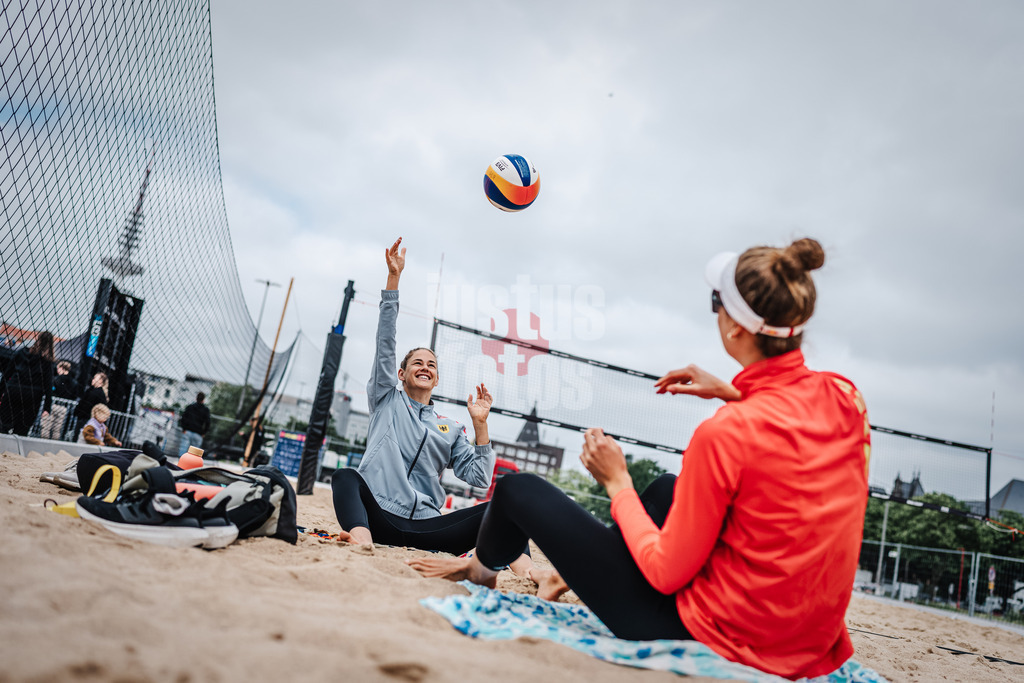 Beachvolleyball | Frauen | Queen and King of the Court | Hamburg | 02.06.2024 | v.l. Cinja Tillmann und Svenja Müller beim Aufwärmen