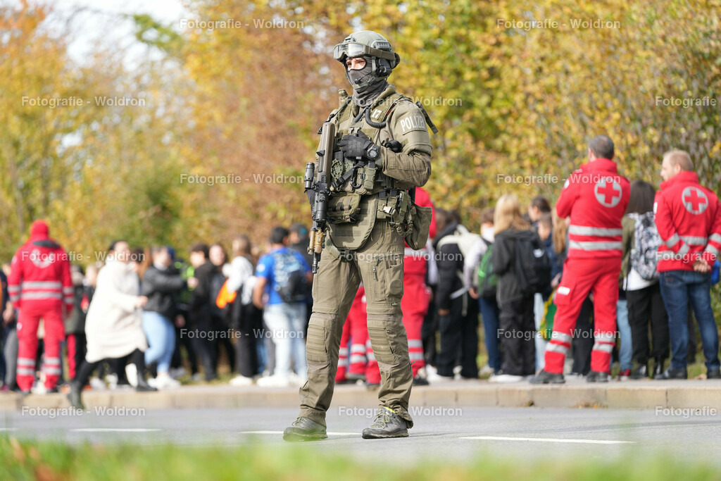 20221111 Amoklauf in Mittelschule Haselstauden | DORNBIRN, OESTERREICH - 11. NOVEMBER: Polizeieinsatz waehrend des Amoklaufs in der Mittelschule Haselstauden in Mittelschule Haselstauden on November 11, 2022 in Dornbirn, Austria.