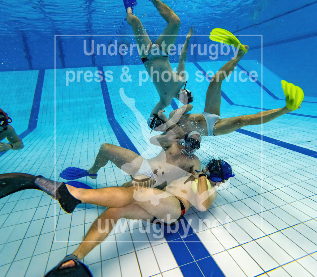 Traingsbilder des Tauchclub Bamberg e.v. im Hallenbad Bamberg | Trainingsimpressionen vom Training am 05. Dezember 2022 im Bambados Bamberg, während des regulären Unterwasserrugby Trainings des Tauchclub Bamberg e.V. - Realisiert mit Pictrs.com