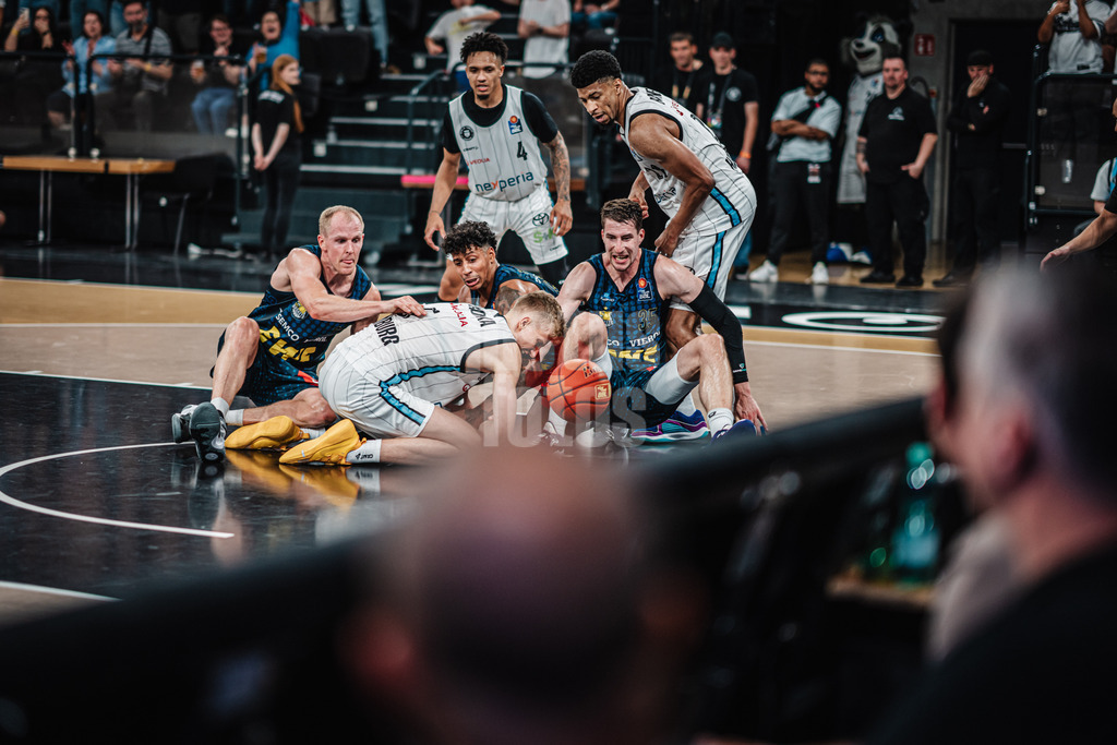Basketball | Männer | Saison 2024/2025  | easyCredit Basketball Bundesliga | Testspiel | Veolia Towers Hamburg vs. EWE Baskets Oldenburg | 25.08.2024 | Schlussszene, Kampf um den Ball am Boden