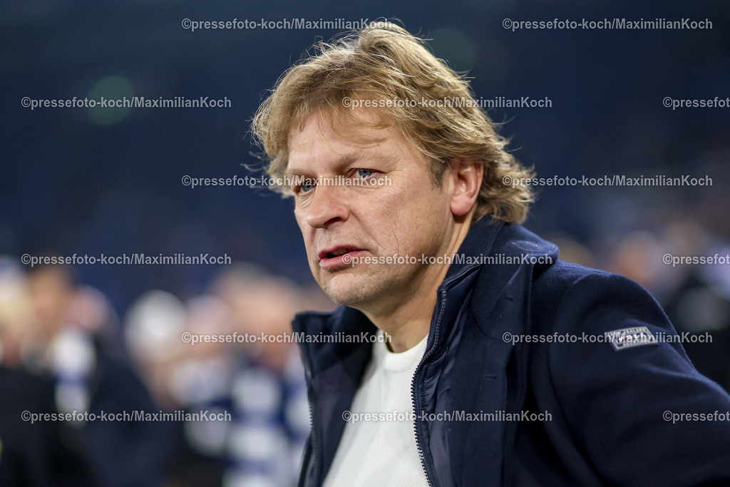 Schalke29112401060 | 29.11.2024, Fußball, FC Schalke 04 - 1. FC Kaiserslautern, 2. Fußball Bundesliga, Veltins-Arena Gelsenkirchen, Saison 2024 2025: Youri Mulder (S04 Sportdirektor)DFB regulations prohibit any use of photographs as image sequences and or quasi-video.