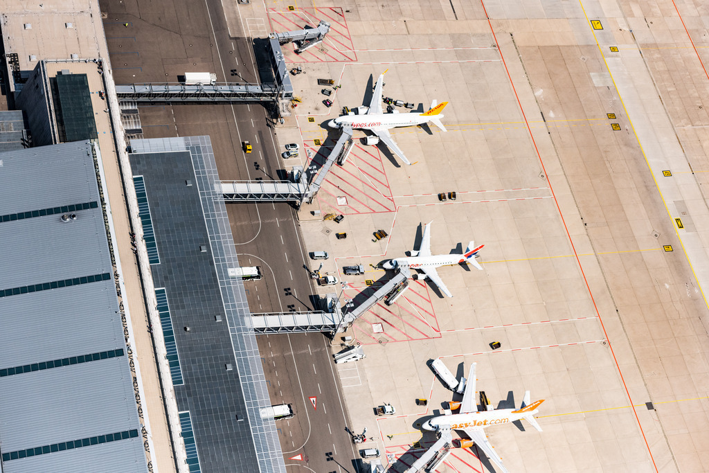 dr__0015905.jpg | STUTTGART 03.08.2018 Passagierflugzeug auf der Parkposition - Abstellfläche auf dem Flughafen in Stuttgart im Bundesland Baden-Württemberg, Deutschland. // Passenger airplane in parking position - parking area at the airport in Stuttgart in the state Baden-Wurttemberg, Germany. Foto: Daniel Reiter
