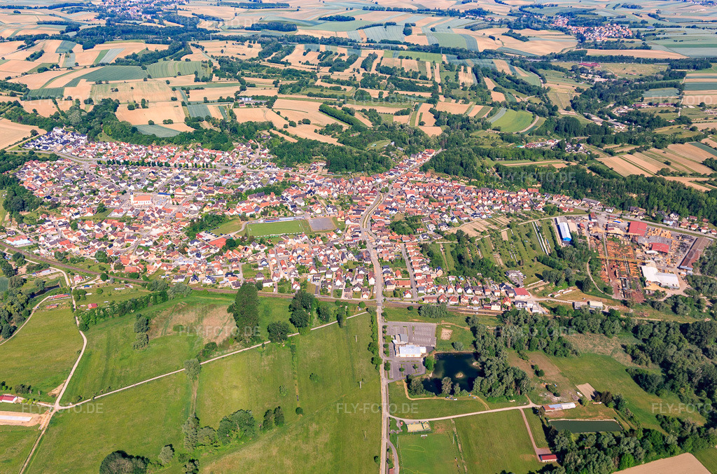 Luftbild: Dorfübersicht von Osten in Mothern im Bundesland Bas-Rhin in Frankreich.Foto: IMG_131721.jpg vom 22.05.2022 durch Werner Riehm/FLY-FOTO.deAuflösung des Originals: 5109 x 3379 px
