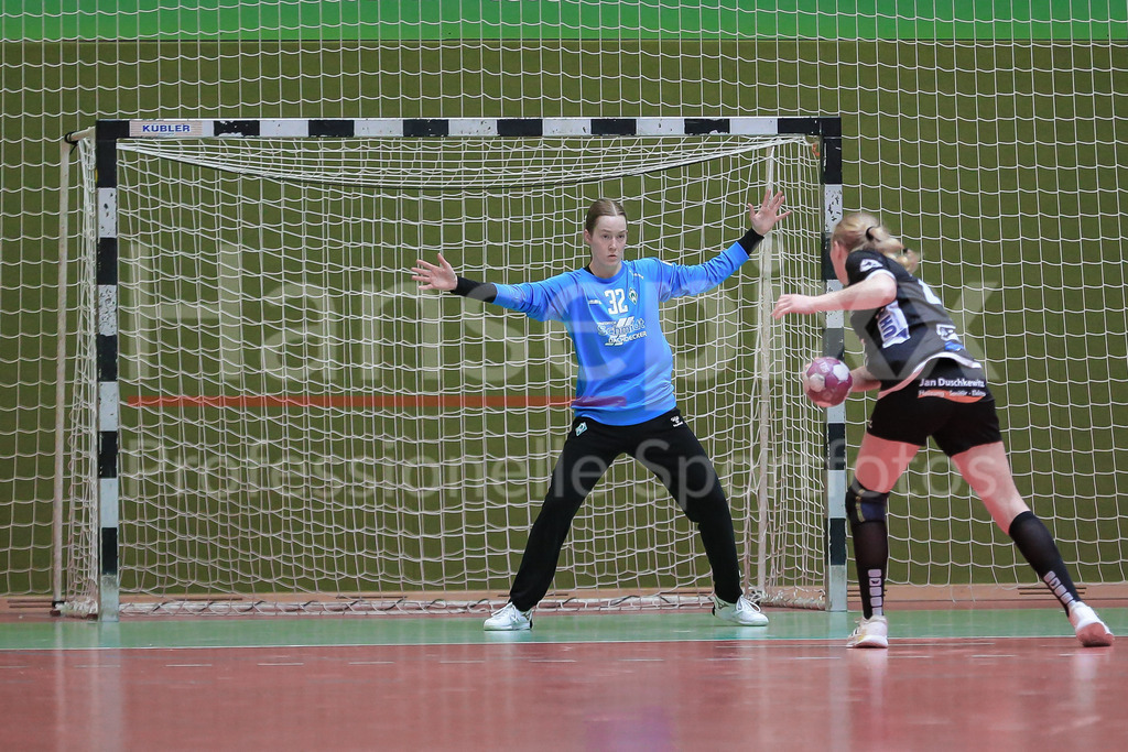 Handball, 2. Bundesliga Frauen, SV Werder Bremen - TSV Nord Harrislee | v.li.: Wioleta Pajak (Torhüterin, Torwart, SV Werder Bremen, 32) beim Siebenmeter, 7m, Spielszene, Aktion, Action gegen Madita Jeß (Jess, TSV Nord Harrislee, 27)