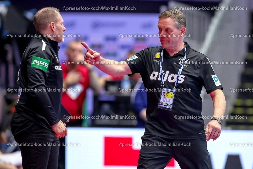 EHF19012602082 | 19.01.2026, Handball, Men's EHF EURO 2026, Deutschland - Spanien, Jyske Bank Boxen in Herning, Dänemark, Preliminary Round: Headcoach Alfred Gislason (Germany #hc) jubelnd gestikulierend am Spielfeldrand  