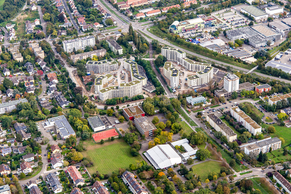 Luftbild: Großbaustelle für Neubauten an der August-Dosenbach-Straße und Nilpferdweg im Ortsteil Daxlanden in Karlsruhe im Bundesland Baden-Württemberg in Deutschland. Foto: IMG_143592.jpg vom 06.10.2024 durch Werner Riehm/FLY-FOTO.de