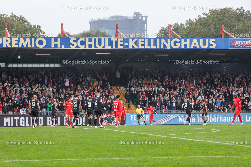 RWO Fans stehen auf der Gegengerade | 11.10.2025, Fußball, Niederrheinpokal, Rot-Weiß Oberhausen - Rot-Weiss Essen: RWO Fans stehen von ihren Sitzplätzen auf um ihr Team anzufeuern - Realisiert mit Pictrs.com