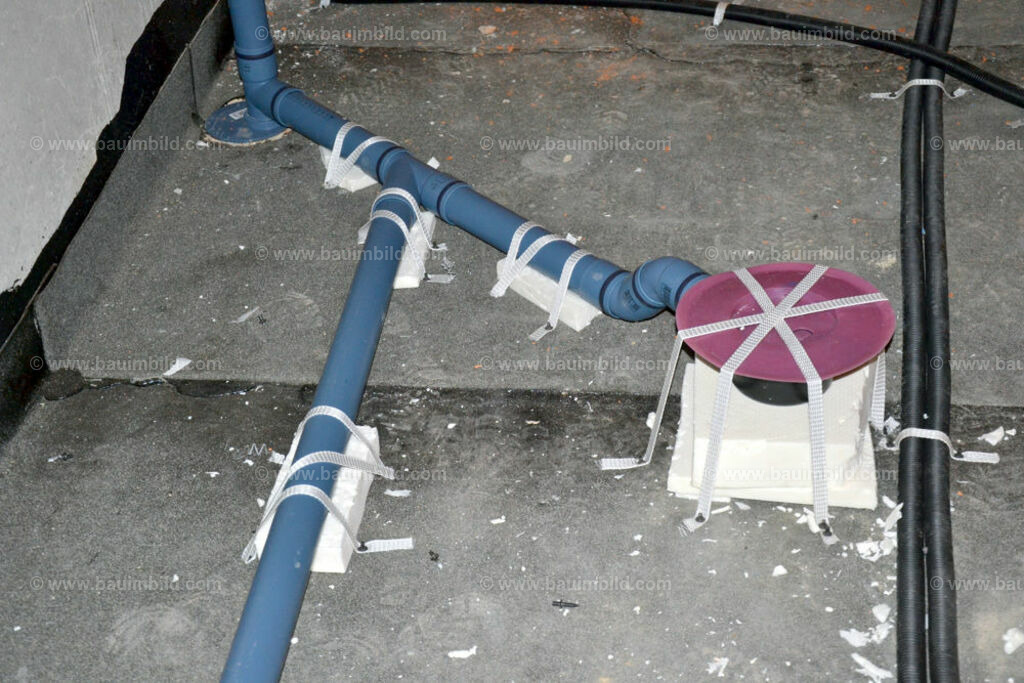 bib-lg15-sanitaer-0041 | Nach LV-Leistungsgruppen sortierte Detailfotos über den Bau eines Hauses. Alle Hausbau-Bilder direkt vom Urheber und Autor der Website Haus-Selber-Bauen.com