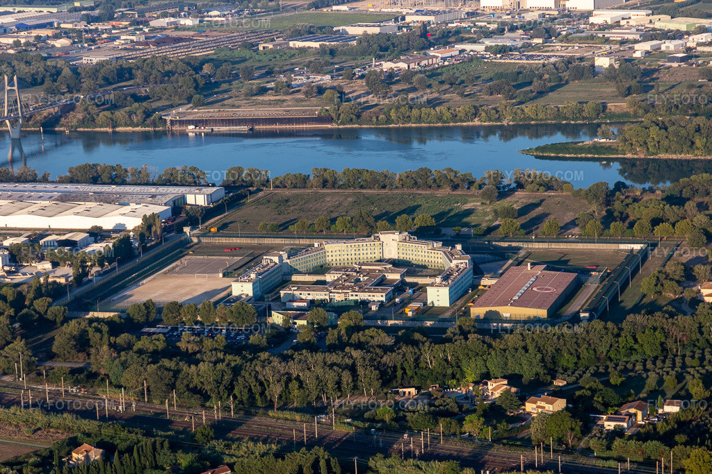 Aerial view: Prison grounds and security perimeter of the correctional facility Tarascon. Released for editorial use only. in Tarascon in the state Bouches du Rhone, France. – Photo: IMG_129563.jpg taken on 09/23/2021 by Werner Riehm/FLY-FOTO.com – Resolution of the original: 5472 x 3648 px