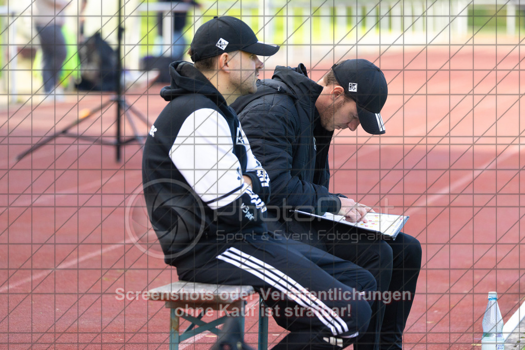 20261010_153623_0313_(c)_by_PhotoPeet | #,1.FC Eislingen (weiß) vs. TSV Bernhausen (lila), Fussball, Landesliga 2 - wfv, 11. Spieltag, Saison 2026/2027, Rasenplatz, Eichbachstation, Haldenstraße, 73054 Eislingen, 10.10.2026 - 15:30 Uhr,Foto: PhotoPeet / Sport- &amp; Eventfotografie / Peter Harich