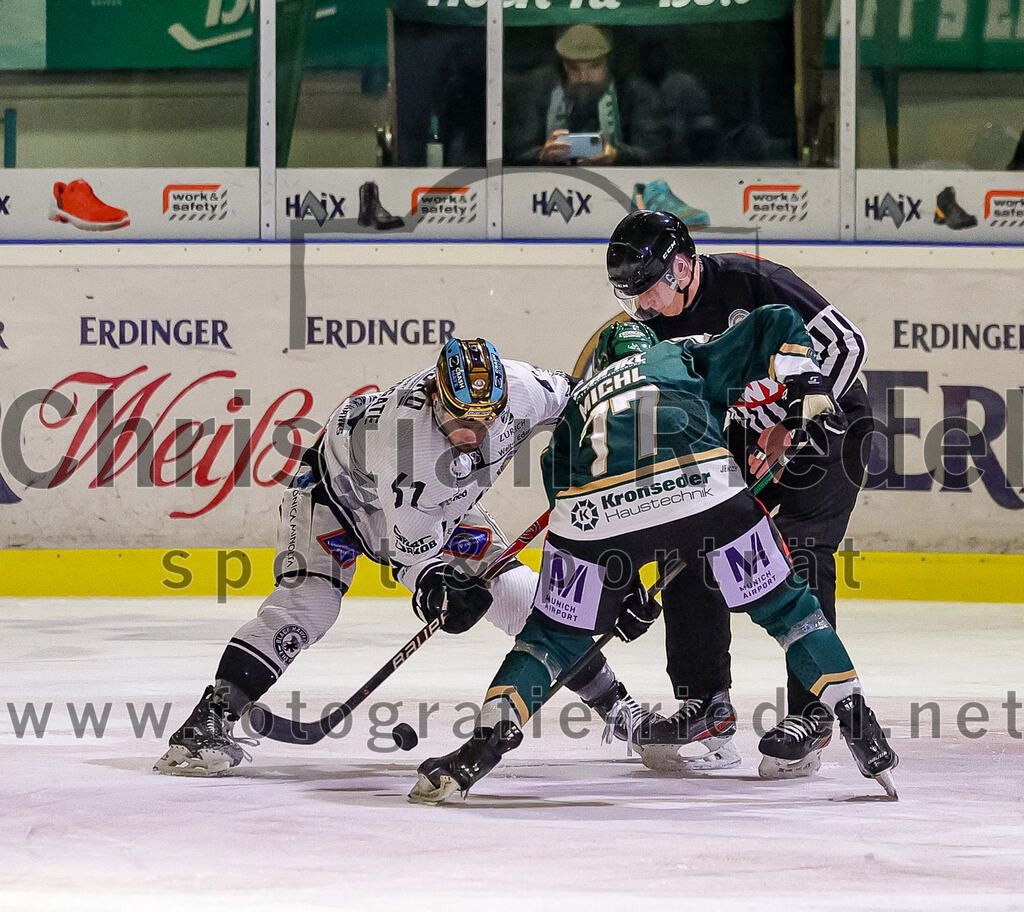 2025-11-25_051_TSV_Erding_gegen_EHF_Passau_Black_Hawks | Erding, Deutschland, 25.11.2025:Eishockey, Oberliga Süd 2025 / 2026, 20. Spieltag, TSV Erding gegen EHF Passau Black Hawks, Endergebnis: 2:3 n.V.Brendan Harrogate (EHF Passau Black Hawks, #61), Philipp Michl (Erding Gladiators, #77)Foto: Christian Riedel / fotografie-riedel.net