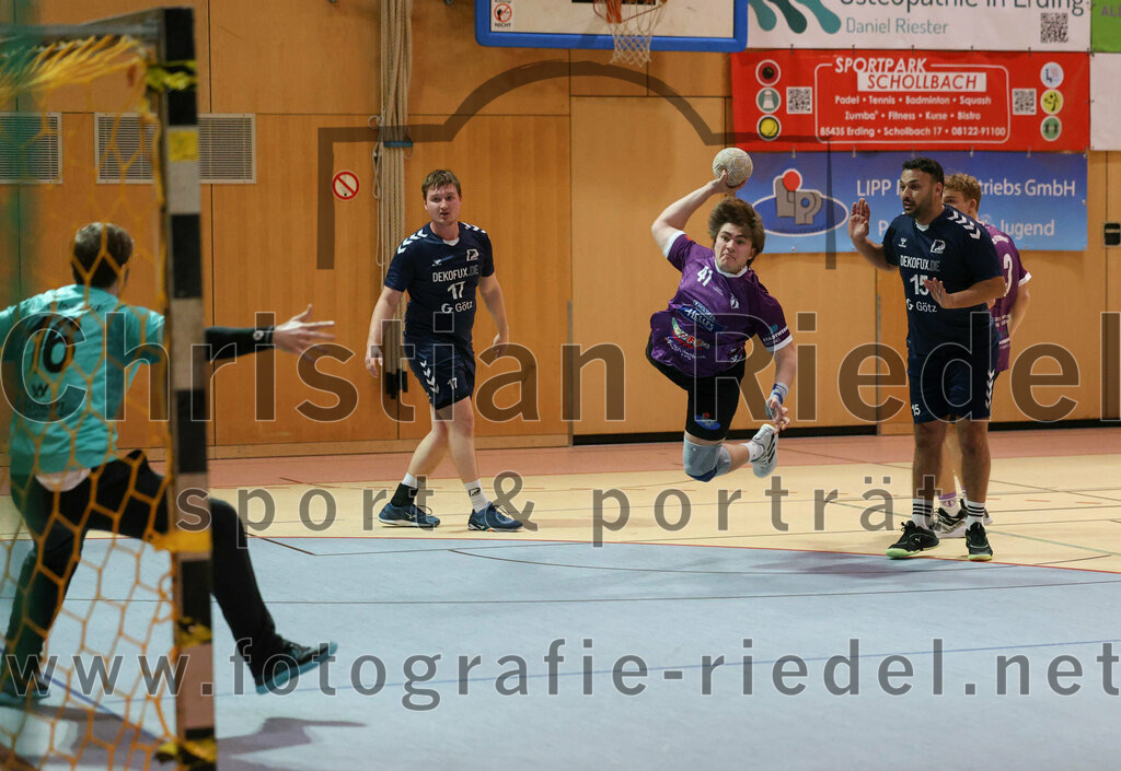 2023-12-09_106_SpVgg_Altenerding_gegen_TSV_Indersdorf | Erding, Deutschland, 09.12.2023:
Handball, Bezirksoberliga Männer 2023 / 2024, 10. Spieltag, SpVgg Altenerding gegen TSV Indersdorf, Endergebnis: 42:25

Daniel Kiss (TSV Indersdorf, #16), Andreas Reuther (TSV Indersdorf, #17), Kilian Jödecke (SpVgg Altenerding, #41), Aymen Balegh (TSV Indersdorf, #15), Jabob Thees (SpVgg Altenerding, #3)

Foto: Christian Riedel / fotografie-riedel.net