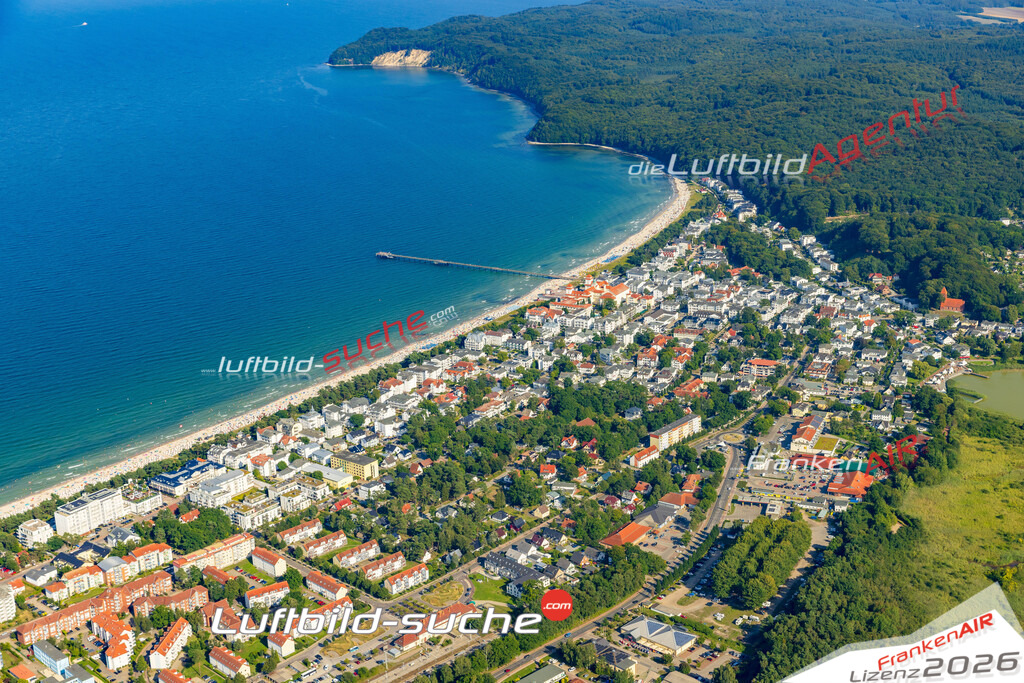 Übersichts Bild Binz - Die Luftaufnahme wurde 2025 vom UL-Flugzeug heraus erstellt ( keine Drohnenaufnahme ) - Hochauflösende Luftaufnahme - für Wandbilder und großformatige Ausdrucke geeignet. Das besondere Geschenk!Hier alle&nbsp;Infos zur Lizenzierung der LuftaufnahmeWir fliegen auch dieses Jahr wieder in Ihre Region um Luftbilder zu erstellen.- Luftbild anfragen