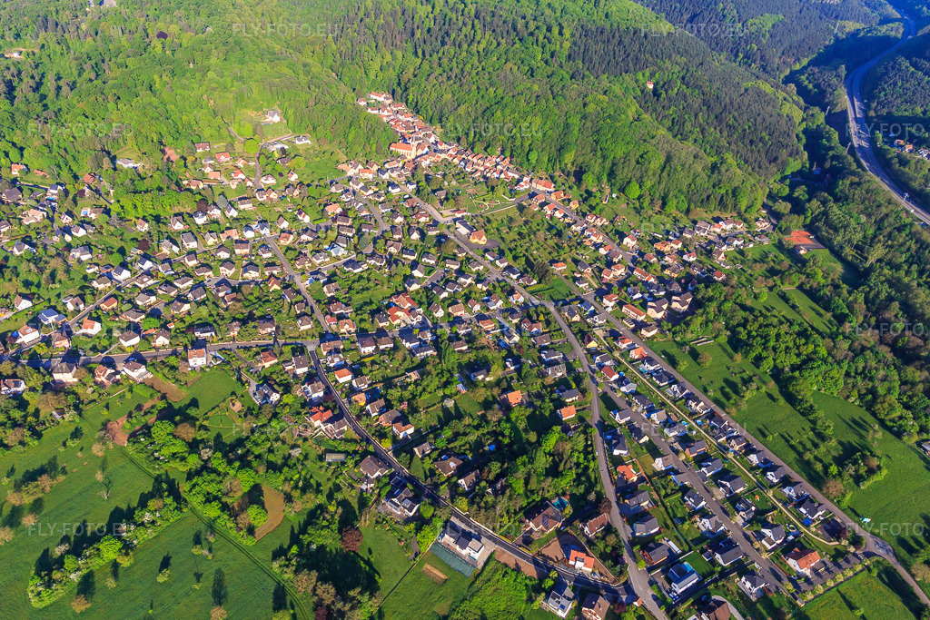 Vue aérienne: Vue d'une ville située en bordure des Vosges septentrionales, depuis le sud-est. à Ottersthal dans le département Bas Rhin, France. Photo: IMG_145997.jpg prise le 01/05/2025 par Werner Riehm/FLY-FOTO.eu – Résolution de l'original: 5472 x 3648 px