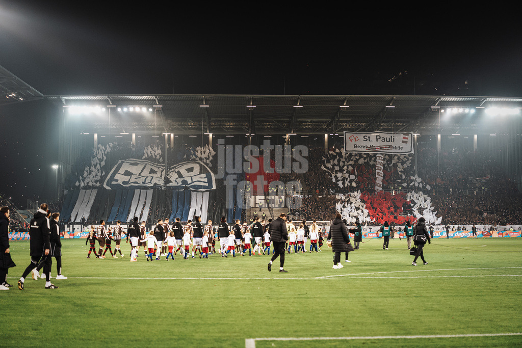 Fußball | Männer | Saison 2025/2026  | Fußball-Bundesliga | 19. Spieltag | FC St. Pauli vs. Hamburger SV | 23.01.2026 | Einlauf der Teams mit Choreos der HSV und St. Pauli Fans