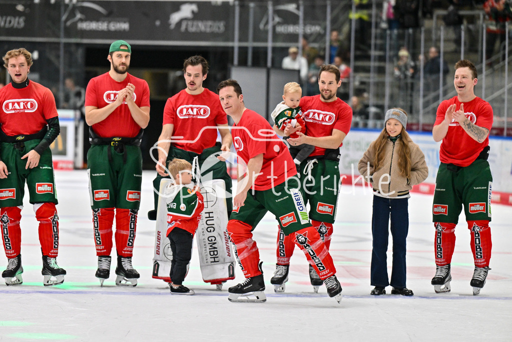 Augsburger Panther - Löwen Frankfurt | Die Spieler des AEV feiern zusammen mit den Fans den Heimsieg gegen Frankfurt / DEL: Augsburger Panther - Löwen Frankfurt, Curt Frenzel Stadiom am 11.10.2024 / T. J. TREVELYAN (Augsburger Panther #24)