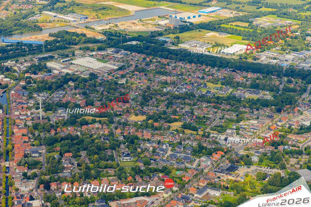 Übersichts Bild Papenburg - Die Luftaufnahme wurde 2025 vom UL-Flugzeug heraus erstellt ( keine Drohnenaufnahme ) - Hochauflösende Luftaufnahme - für Wandbilder und großformatige Ausdrucke geeignet. Das besondere Geschenk!Hier alle&nbsp;Infos zur Lizenzierung der LuftaufnahmeWir fliegen auch dieses Jahr wieder in Ihre Region um Luftbilder zu erstellen.- Luftbild anfragen