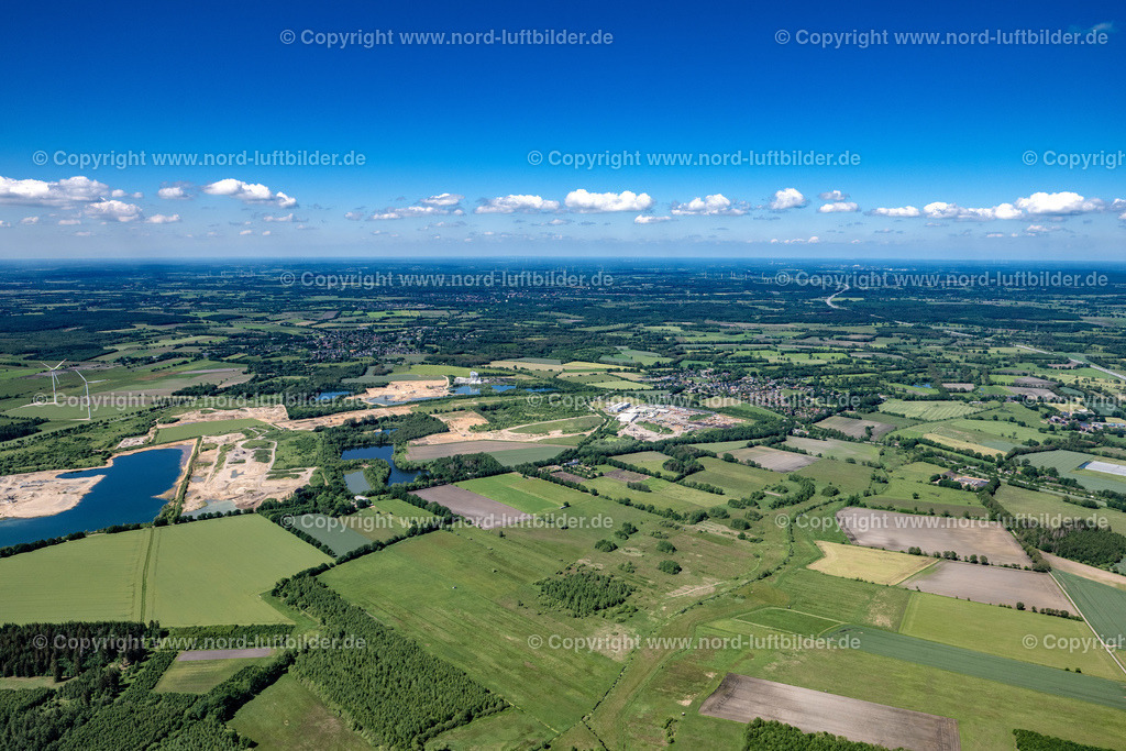 Nützen_ELS_7563030622 | NüTZEN 03.06.2022 Ortsansicht der Straßen und Häuser der Wohngebiete in Nützen im Bundesland Schleswig-Holstein, Deutschland. // Town View of the streets and houses of the residential areas in Nuetzen in the state Schleswig-Holstein, Germany. Foto: Martin Elsen